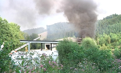Große Rauchschwaden über dem Lobbe Firmensitz in Bergneustadt. Foto: Sven Klawunder
