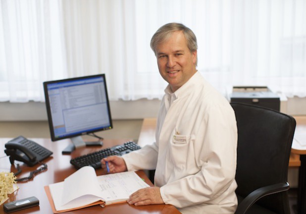 Prof. Dr. Klaus M. Peters, Chefarzt der Orthopädie der Dr. Becker Rhein-Sieg-Klinik, ist stolz auf das gute Abschneiden seiner Klinik im deutschlandweiten Leistungsvergleich (Foto: Dr. Becker Klinikgesellschaft mbH & Co. KG).