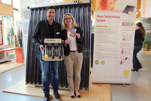 Klimaschutzmanagerin Maria Stanik (rechts) zusammen mit Matthias Simon vom Sonnenkollektorenhersteller Paradigma Deutschland GmbH.