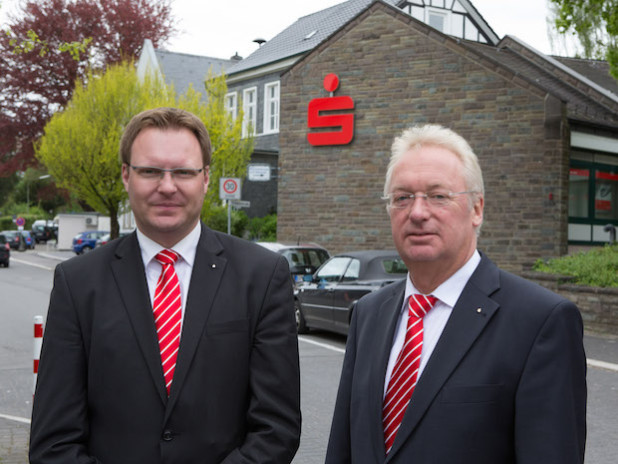Rafael Niedung (links) ist Nachfolger von Guido Sax als Filialdirektor der Kreissparkasse Köln in Lindlar. - Quelle: Kreissparkasse Köln