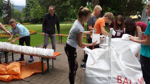 Die Schülerinnen und Schüler befüllen 3000 Papiertüten mit Sand - Foto: Silke Wegner