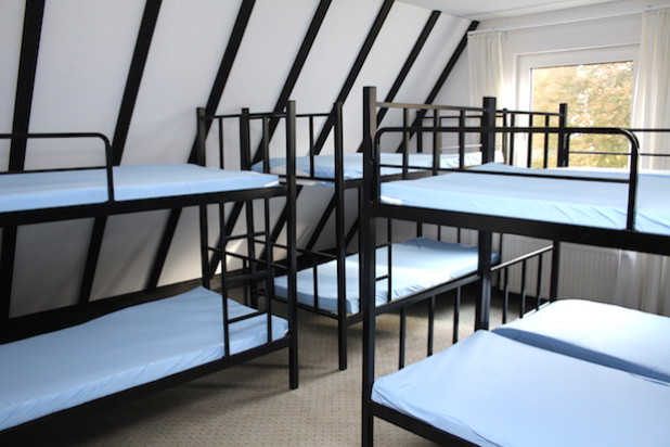Doppelstockbetten und Mehrbettzimmer sind für Alleinreisende vorgesehen. Familien werden gemeinsam untergebracht (Foto: OBK).