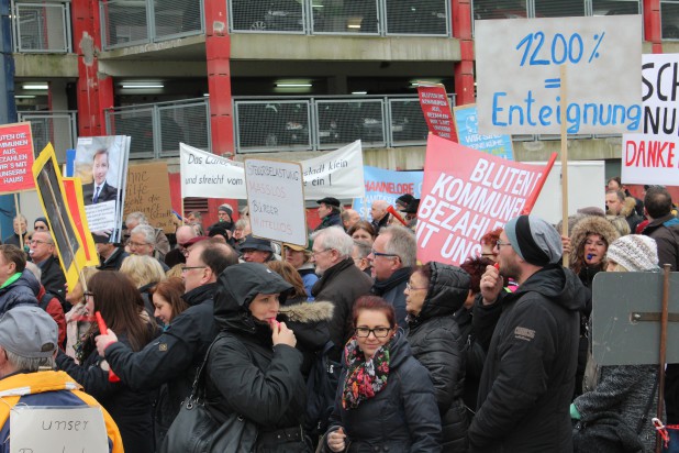 300 Bürger demonstrierten vor dem Düsseldorfer Landtag.