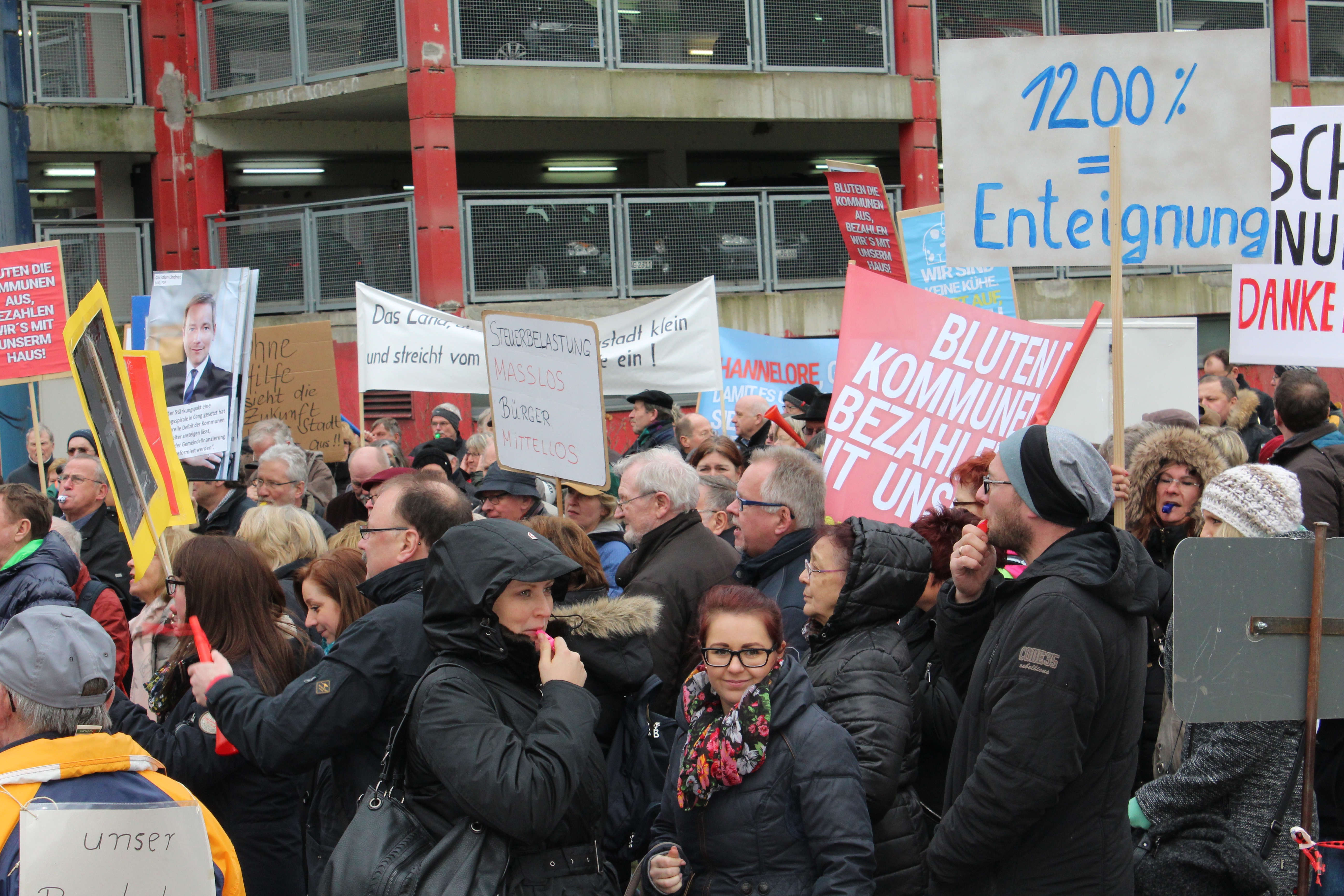 Grundsteuer-3300 Bürger demonstrierten vor dem Düsseldorfer Landtag.