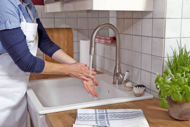 Beim Zubereiten frischer Lebensmittel sollte man auch zwischen den Arbeitsgängen das Händewaschen nicht vergessen. Foto: djd/qs-live.de