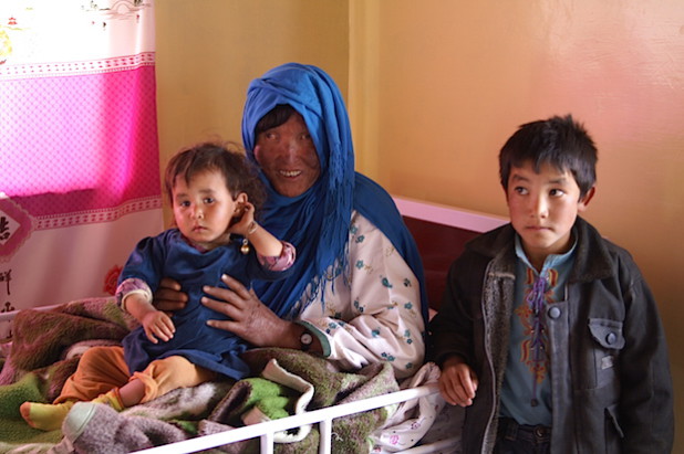 Zahara I. mit ihren Kindern im Krankenhaus von Panjau (Foto: Sabine Ludwig/DAHW).