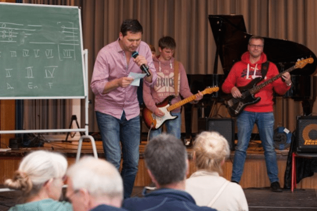 Stadtlied-Workshop beim Tag der offenen Tür der Musikschule Wipperfürth am 23.04.16 (Foto: Alexia Lüers, Quelle: Hansestadt Wipperfürth - Musikschule)