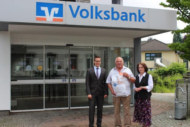 Mit Jürgen Meyer freuen sich Sebastian Vogt (l.) und Martina Sülzer (r.). (Quelle: Volksbank im Märkischen Kreis eG)