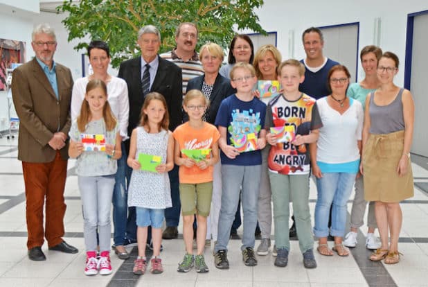 Die erfolgreichen Mathe-Asse mit ihren stolzen Eltern und Lehrern, den Vertretern des Oberbergischen Kreises und den Wettbewerbs- Koordinatoren für den Oberbergischen Kreis. (Foto: OBK)