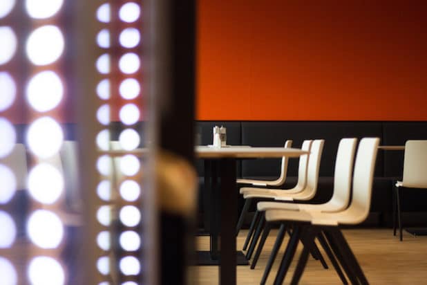Natürliche Materialien, warme Farben: Bei der Gestaltung des Gira Mitarbeiter-Restaurants wurde Wert auf eine wohnliche Wohlfühl-Atmosphäre gelegt. (Foto: Gira)