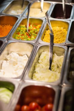 Gesunde, vollwertige Ernährung: Eine Salatbar gehört natürlich zum täglichen Speisenangebot im Gira Mitarbeiter-Restaurant. (Foto: Gira)