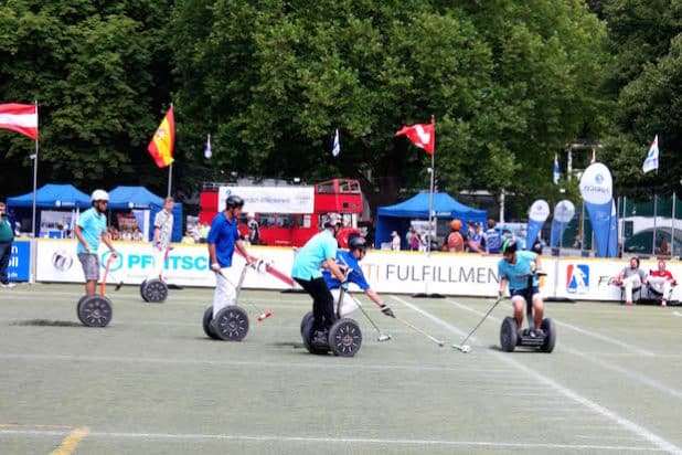 Ein Segway-Polo-Turnier in Köln im letzten Jahr, an dem auch Steve Wozniak teilnahm(Quelle: PFLITSCH GmbH & Co. KG)