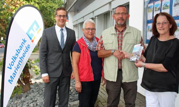 Mit Dieter und Heidi Lemmer freuen sich Sebastian Vogt (l.) und Martina Sülzer (r.) . (Quelle: Volksbank Marienheide)