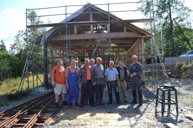 Die komplette Arbeitsgruppe vor dem Rohbau des Lokschuppens. (Quelle: LVR-Freilichtmuseum Lindlar)