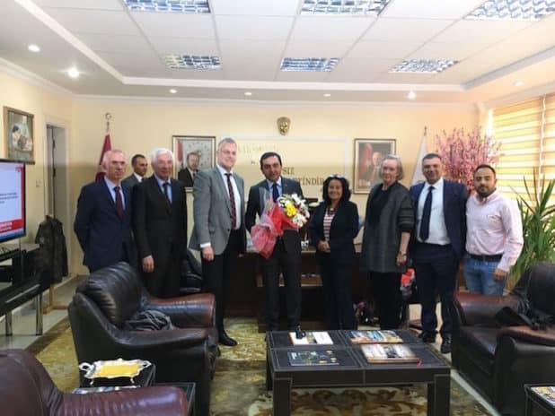 Die Mitglieder des Freundschaftsvereins Remscheid-Kirsehir treffen sich mit Yasar Bahcecy, dem Bürgermeister von Kirshehir, und einigen seiner Mitarbeiter in dessen Büro. (Foto: Hartmut Demski)