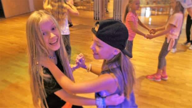v.l.n.r: Nel & Pia beim Discofox tanzen (Quelle: ADTV Tanzschule Kasel)