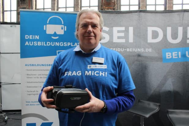 Andreas Döbler präsentiert sein Unternehmen auf der OBKarriere mit modernen VR-Brillen.