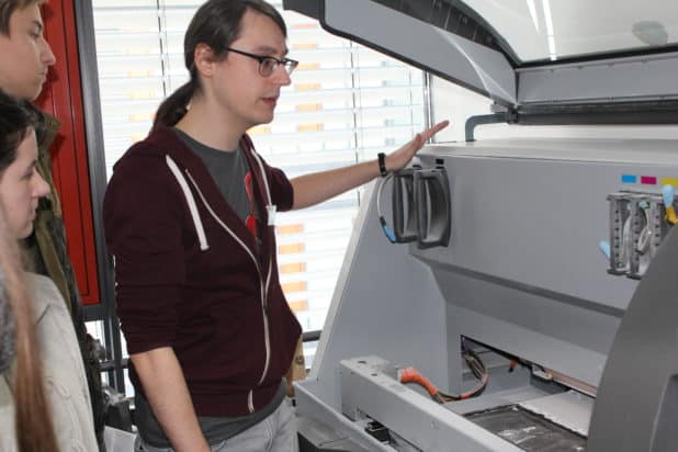 Dennis Wilk zeigt den OBKarriere Besuchern einen 3D-Drucker in der FH Gummersbach.