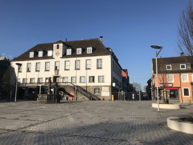 Die Pflasterarbeiten auf dem Marktplatz in Wipperfürth sind noch nicht abgeschlossen. 