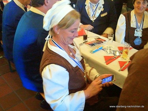 Michaela Engelmeier-Heite berichtet auch fleißig mit ihrem iPhone von der Veranstaltung und hält ihre Freunde auf Facebook auf dem laufenden