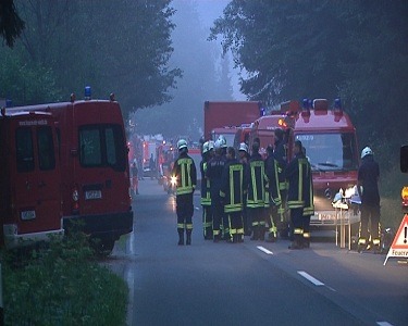 Ein großes Aufgebot an Feuerwehrleuten kämpfte gegen das Großfeuer bei Lobbe an.