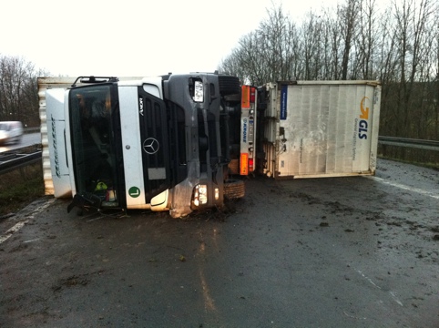 LKW Unfall auf der Autobahn bei Reichshof - Foto: Sven Klawunder.