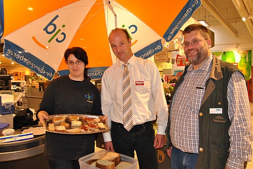 Loana Rothkamp reicht Bruno Novella und Stefan Borner (v.l.n.r.) Kartoffelbrot mit frischer Dipp Auswahl.