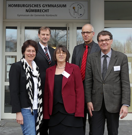 Achim Eckstein (h.v.li.), Paul Eschmann und Thomas Knechtges sowie Christiane Andrich (v.v.li.) und Gabriele Hufgard stellen das Projekt "Vielfalt fördern" für die oberbergischen Schulen vor. (Foto: OBK)
