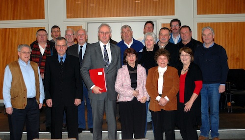 Foto: Die Vorstände des neuen Friedhofspflegevereins Schnellenbach und der Verschönerungsvereine Wallefeld und Wahlscheid nach der Vertragsunterzeichnung mit Bürgermeister Dr. Gero Karthaus