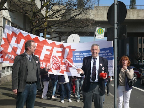 Den lautstarken Protestzug mit rund 200 Pflegekräften führten Peter Rothausen ( Caritas) und Rolf Braun( DRK) an.