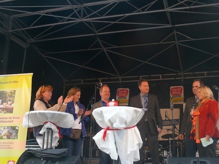 Auf dem Podium standen u.a. Rede und Antwort (v.l.n.r.) Petra Hahn und Anke Ziegeweidt für die Pflegekräfte, Sebastian Wirth (Diakonie vor Ort), Rolf Schmallenbach (AOK) und Peter Rothausen (Caritas). Moderation: Susanne Lang-Hardt.