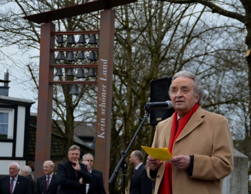 Günter Wewel vor dem Glockenspiel / Bilder : Uwe Schlegelmilch