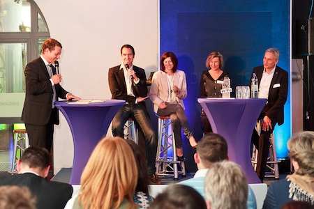 v.l. Bastian Wirtz moderiert die Talkrunde mit Alexander Reyss, STEP4WARD, Inga Koster, true fruits, Susanne Roll, GTC Gummersbach und Uwe Oevermann, Oevermann Networks