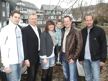 Das neue Prinzenpaar mit ihrem kleinen Tristan in der Mitte – eingerahmt von Präsident, Prinzenführer und 1.Vorsitzendem. Von links nach rechts: Dennis Spexard (1.Vorsitzender), Hansi Welter (Präsident), Claudia, Tristan und Jens Burbach sowie Kai Vogel (Prinzenführer)
