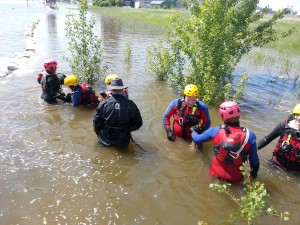 DLRG Strömungsretter beim Sandsackverbau zur Deicherhöhung