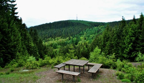 Rastplatz für Wanderer mit Blick auf den Kindelberg