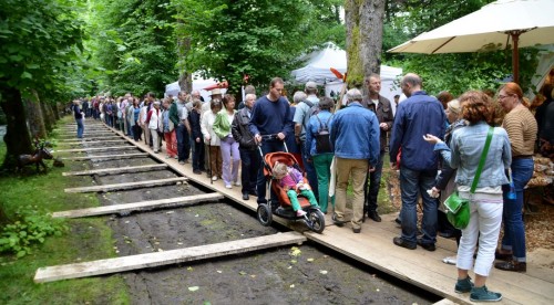 Matschige Wege wurden "Überbrückt"