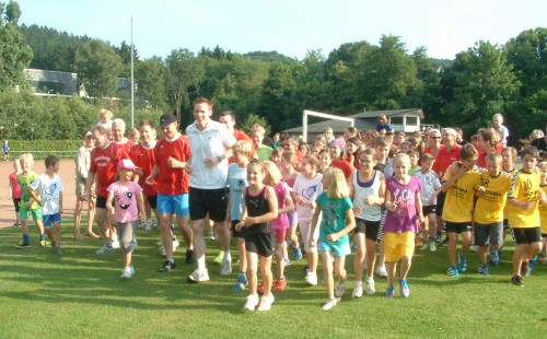 Die Sportler bekamen vorab ein intensives Aufwärmprogramm. Foto:Klein