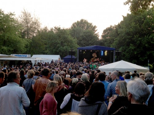 Die Bands lockten viele Besucher in den Nümbrechter Kurpark. Foto:Klein