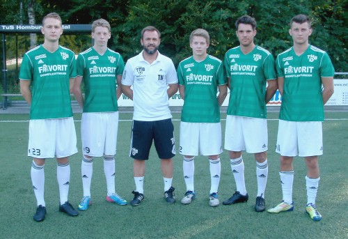 Coach Nehrbauer(Mitte) mit seinen Neuzugängen. Tomm, Pawlik, Wiebe und Breidenbach ( v.l.n.r.). Foto: Klein