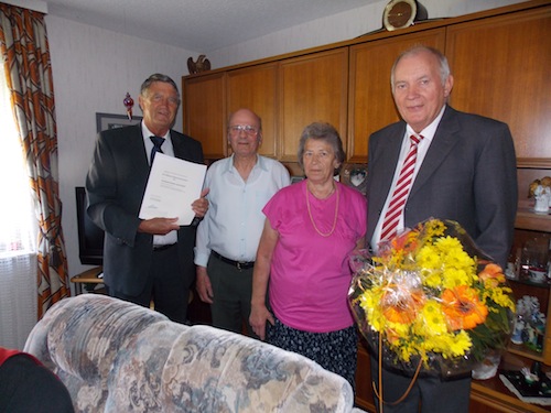 Waltraud und Fritz Lau zusammen mit den Gratulanten Dr. Friedrich Wilke (links) und Dieter Kuxdorf (rechts). Foto: Sven Oliver Rüsche