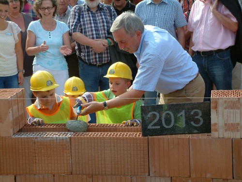 Wiehls Bürgermeister hatte einige fleissige Handwerker vor Ort. Foto: Klein