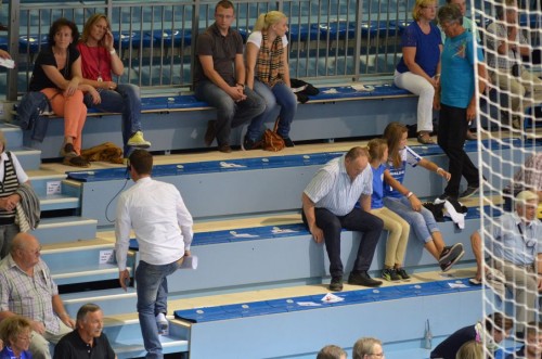 Auf der Sparkassen tribüne fehlten noch einige Sitzreihen