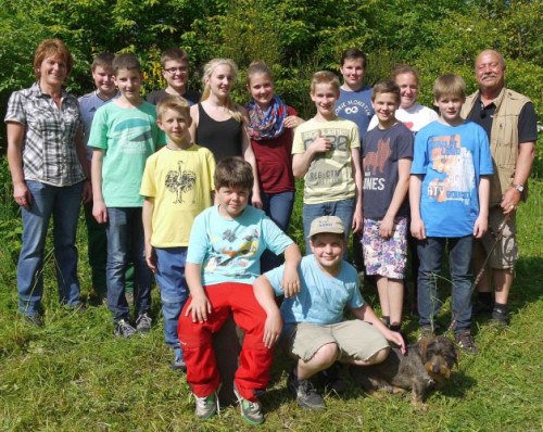 Naturschutzjugend des NABU Morsbach mit Ludger Stratmann (rechts) und Dackel „Fidel“. / Text und Bilder : Christoph Buchen