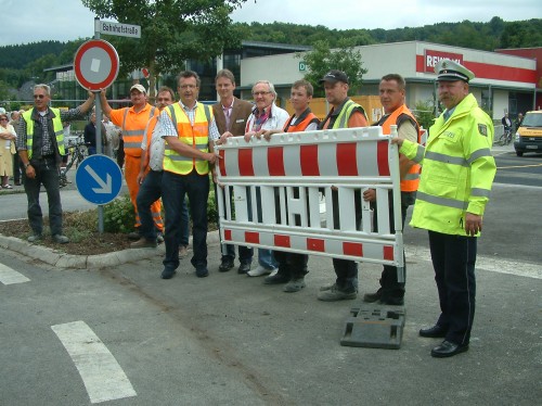 Die letzte Absperrbacke wurde gemeinsam entfernt. Foto:Klein