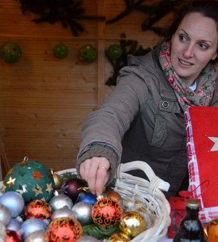 Mitarbeiter verschiender evergreen Häuser verkauften selbstgestaltete Dekoration und Handarbeiten