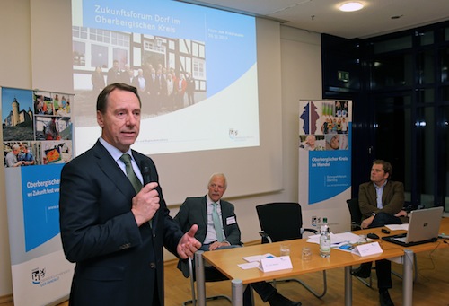 Kreisdirektor Jochen Hagt begrüßte die Teilnehmer am Zukunftsforum Dorf. (Foto: OBK)