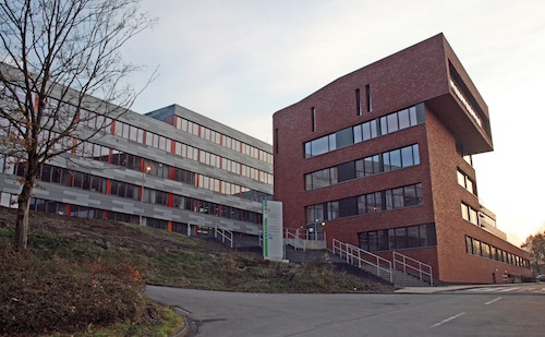 Der "rote Turm", Erweiterungsbau des Berufskollegs und die sanierte Fassade des "Altbaus"(Foto:OBK)