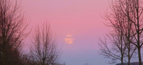 Aufgehender Mond im Abendrot