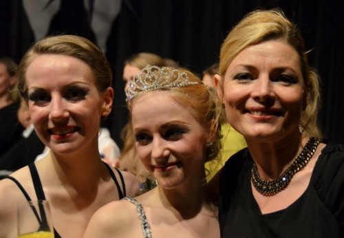 Rechts und Mitte: Die beiden Solisten des Tanzmärchens, links Olga Wolobuew, Leiterin der Ballettschule